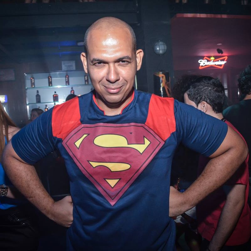 Não, esse não é o Superman. É Kelmer Luciano, organizador do evento.