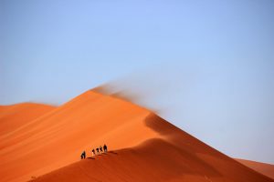 Imagem de duna sendo levada pelo vento