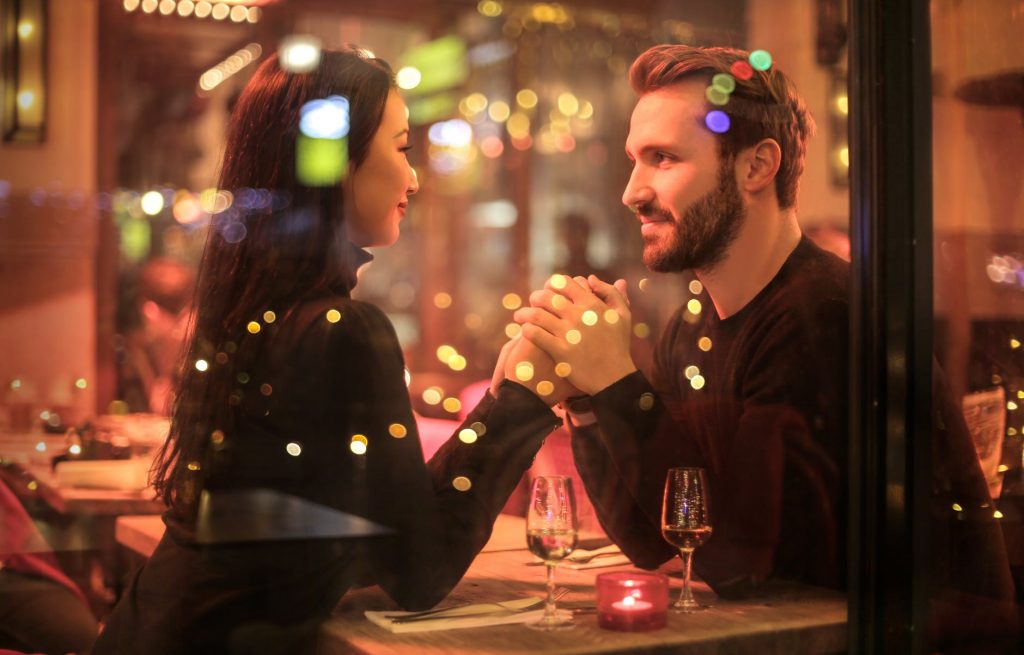 casal de mãos dadas no restaurante