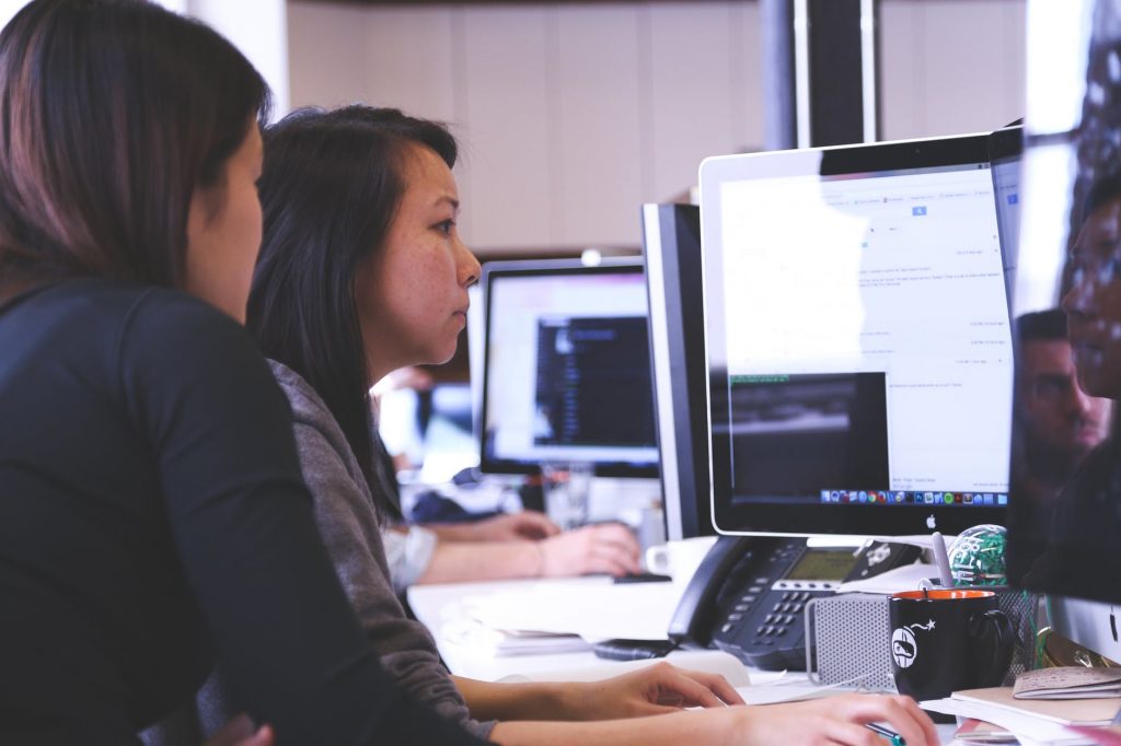 mulheres pesquisando no computador