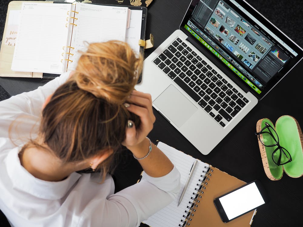 Mulher preocupada em frente ao computador