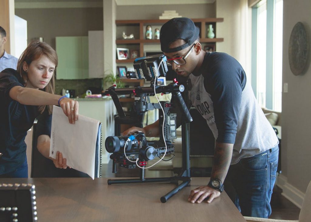 Mulher e homem gravando vídeo