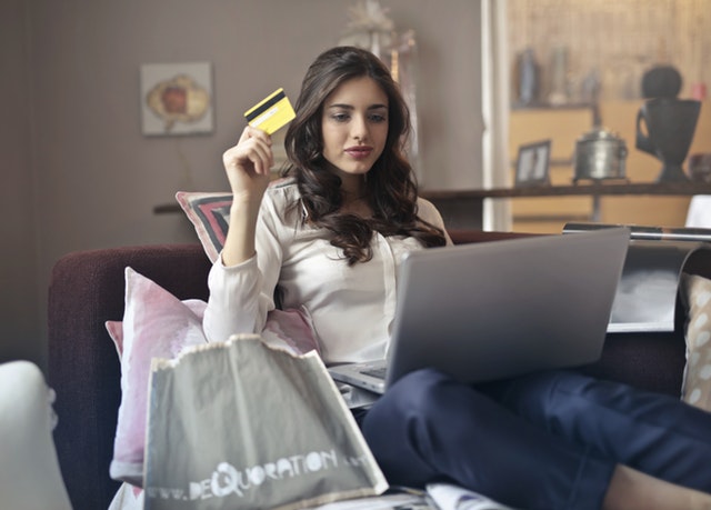 mulher fazendo compras na internet