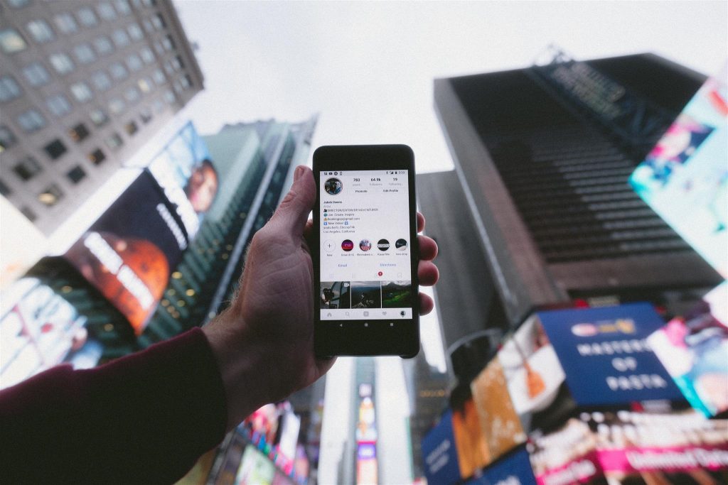 pessoa acessando o instagram na rua