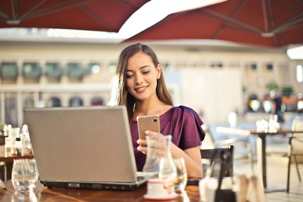 mulher olhando as redes sociais no celular