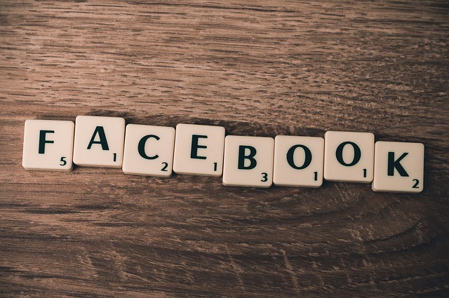 letras formando a palavra 'facebook'