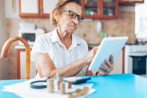 Senhora checando pagamentos online