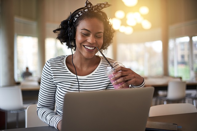 Para-montar-uma-agência-de-marketing-digital-é-preciso-investir-em-educação-A-foto-mostra-uma-mulher-em-frente-a-um-notebook-estudando