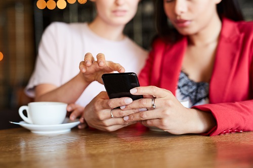  Vender_Pela_internet_Mulheres_comprando_online_pelo_celular