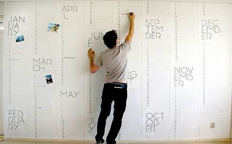 Fica muito mais fácil planejar o conteúdo com um calendário. Fonte: BrandBacker