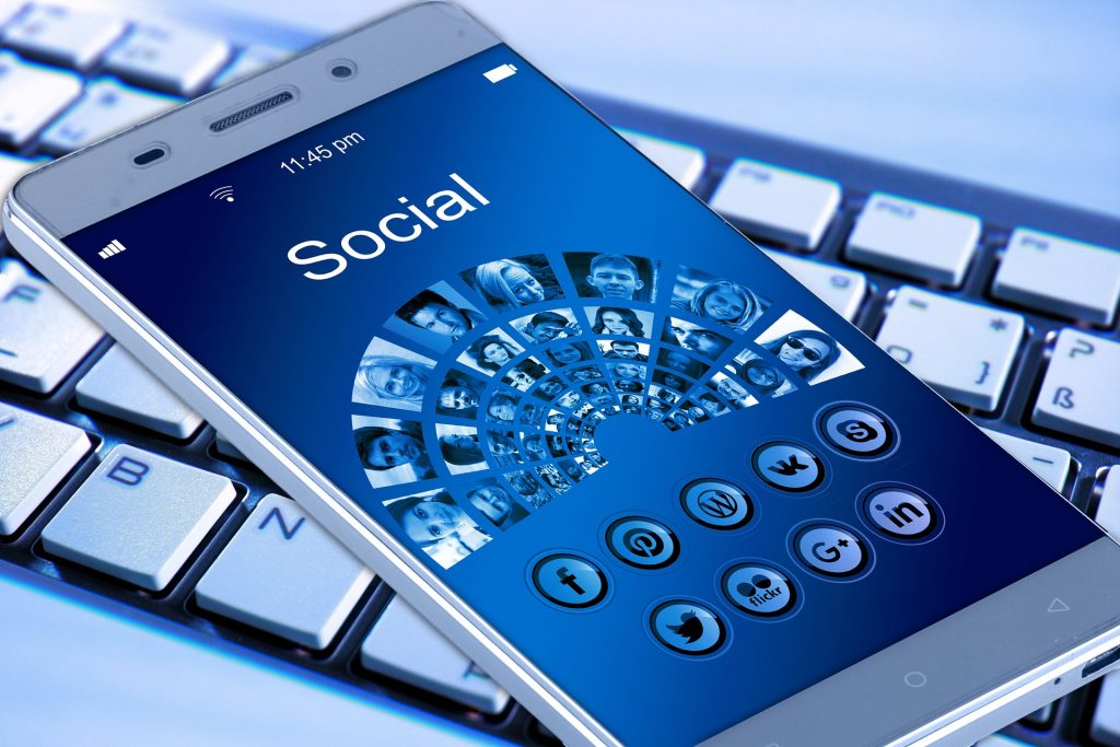 Smartphone com acesso as redes sociais